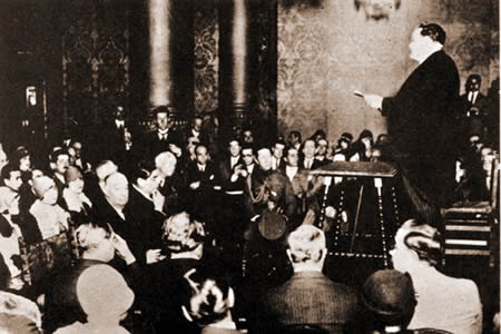 Alvear, José P. Tamborini, Pablo Pizzurno, escuchan a Roberto M. Ortiz en el acto inaugural de la primera exposición nacional del libro en el Teatro Cervantes, septiembre de 1928. (Archivo General de la Nación.)